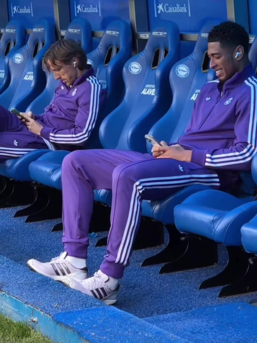 对阵阿拉维斯赛前，猜猜贝林厄姆在笑啥