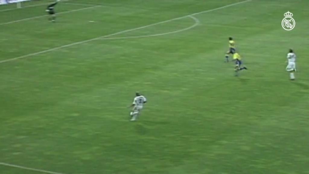 前锋我也行！古蒂超高难度凌空端射破门